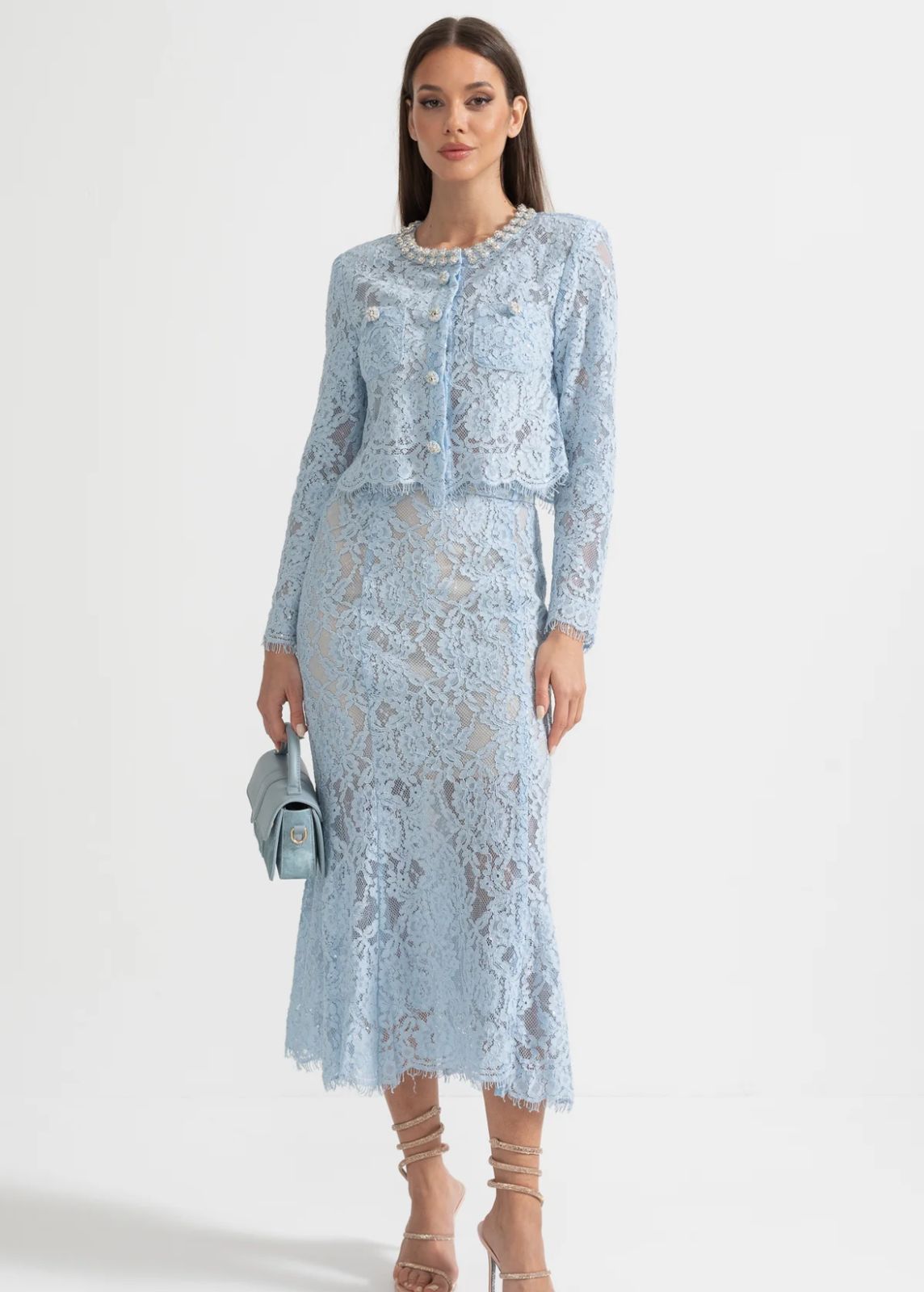 Conjunto Renda com Design Elegante – Blusa Bordada à Mão e Saia em Linha A