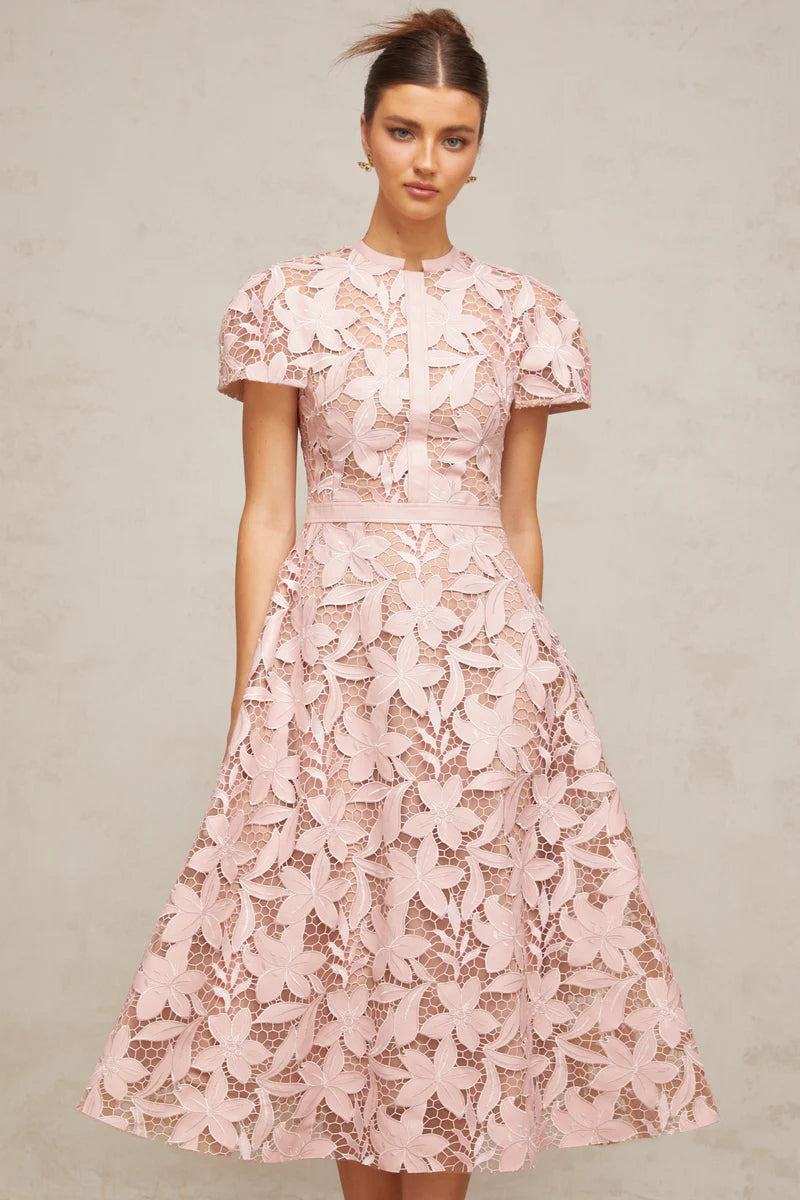 Vestido Elegante Bordado Floral, Renda Vazada e Corte em A