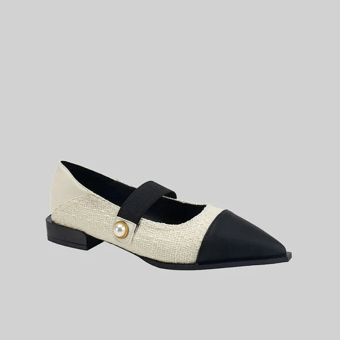 Sapatilha de Bico Fino com Detalhe de Pérola - Branca