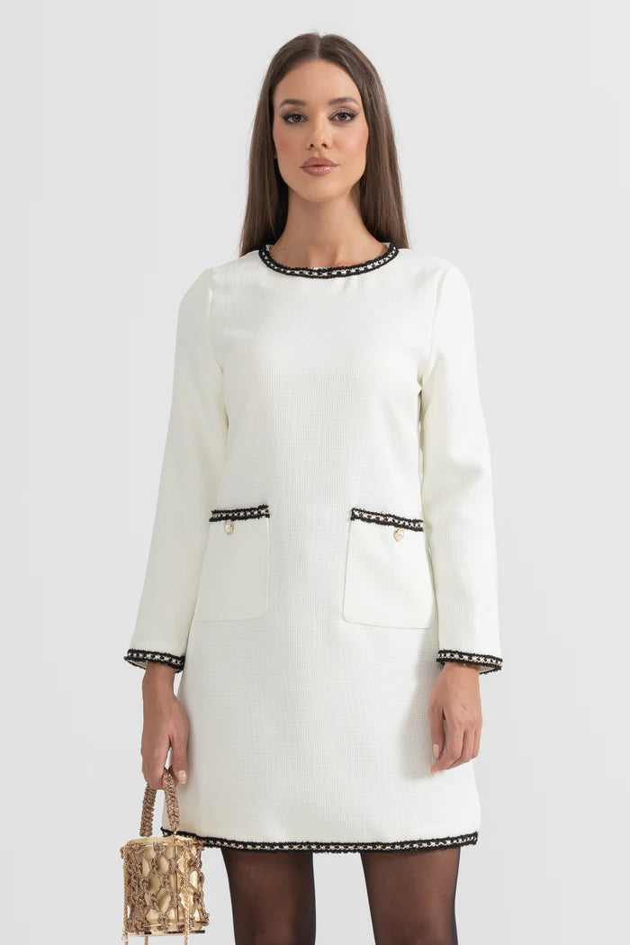 Vestido Com Detalhes Bordados na Gola e Bolso