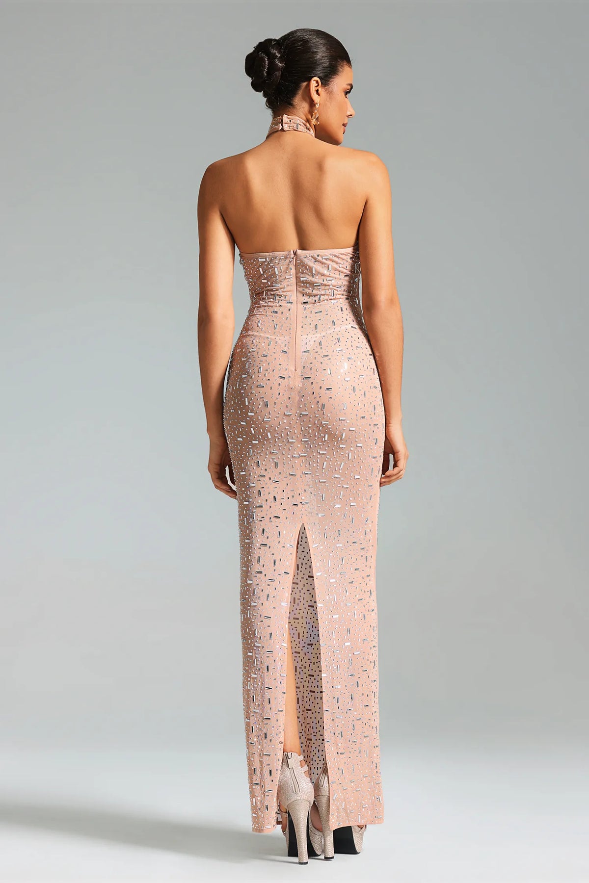 Vestido Longo Couture em Tom Rosé com Pedrarias Bordadas à Mão e Gola Halter Escultural