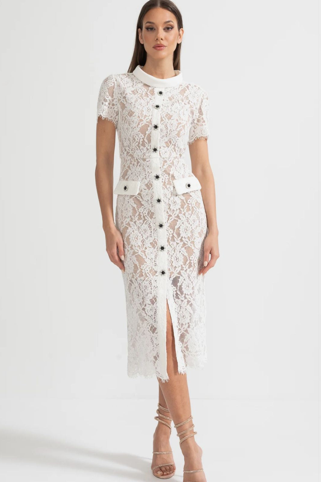 Vestido de Renda com Botões – Silhueta Fina e Detalhes Artísticos