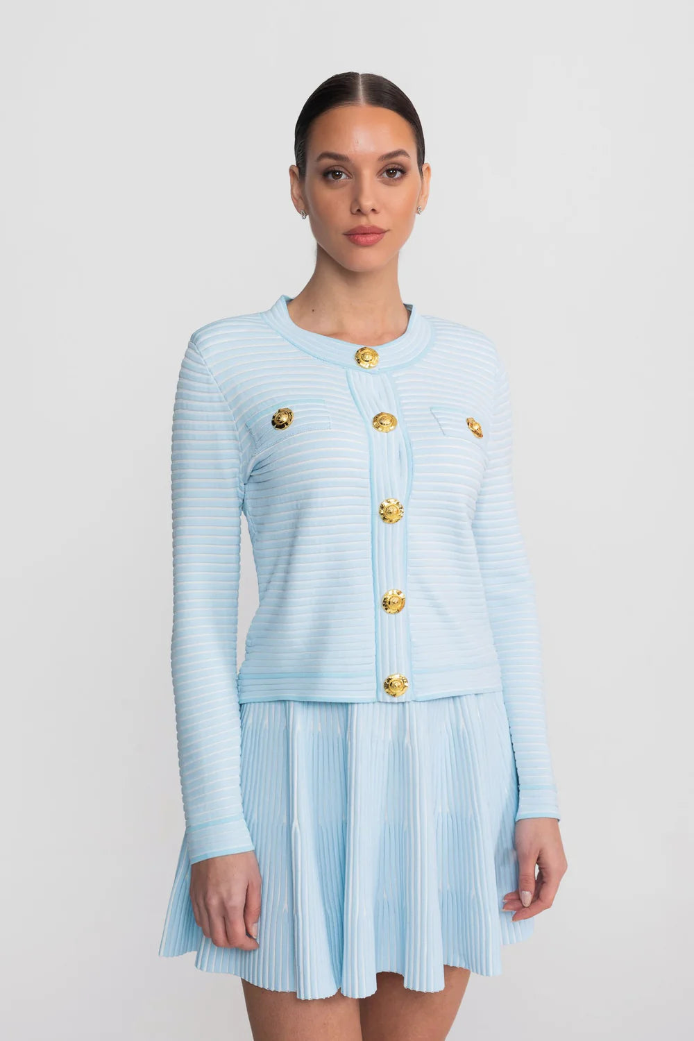 Conjunto em Tricô Estruturado - Cardigan com Botões Dourados e Saia Plissada