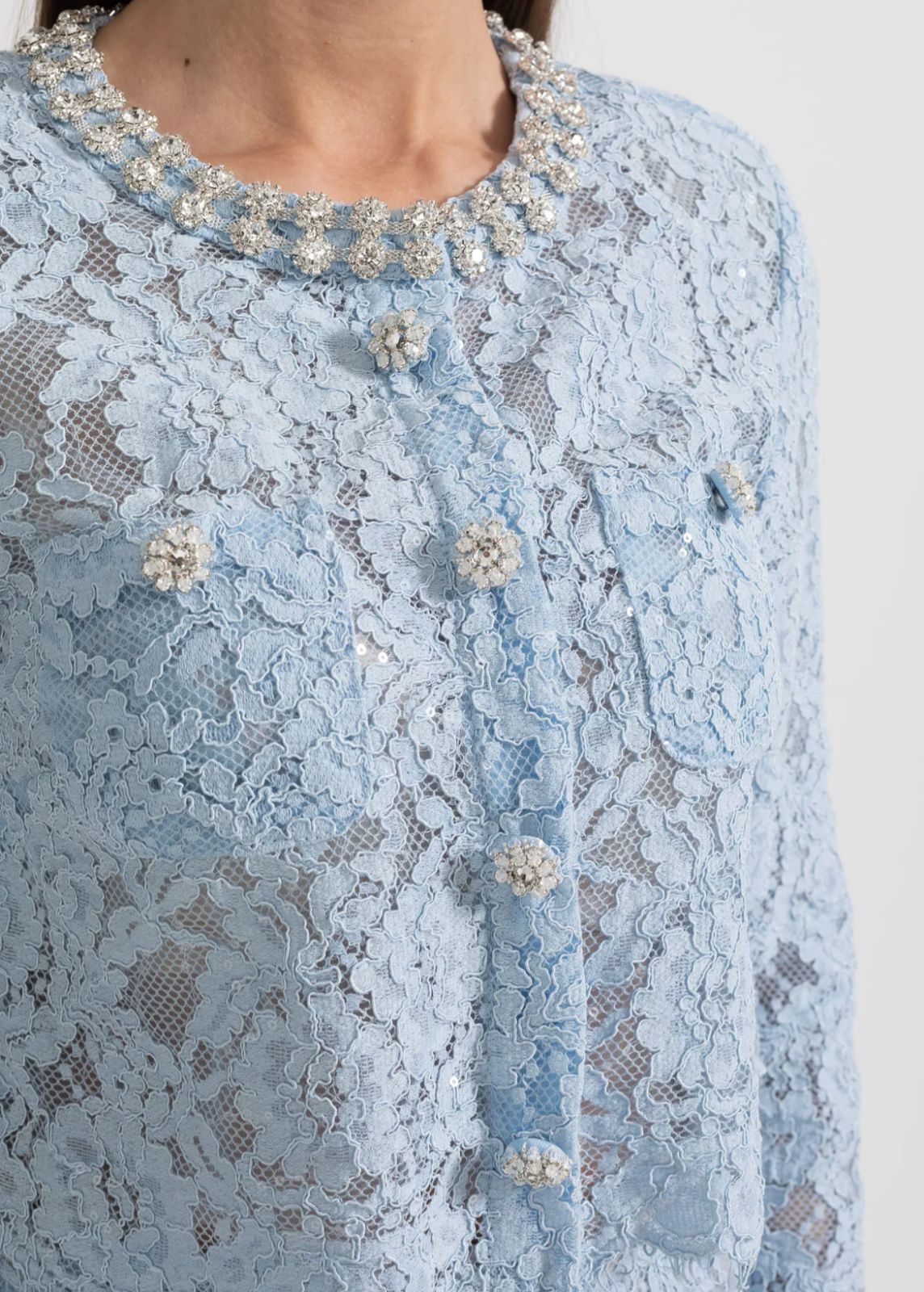 Conjunto Renda com Design Elegante – Blusa Bordada à Mão e Saia em Linha A