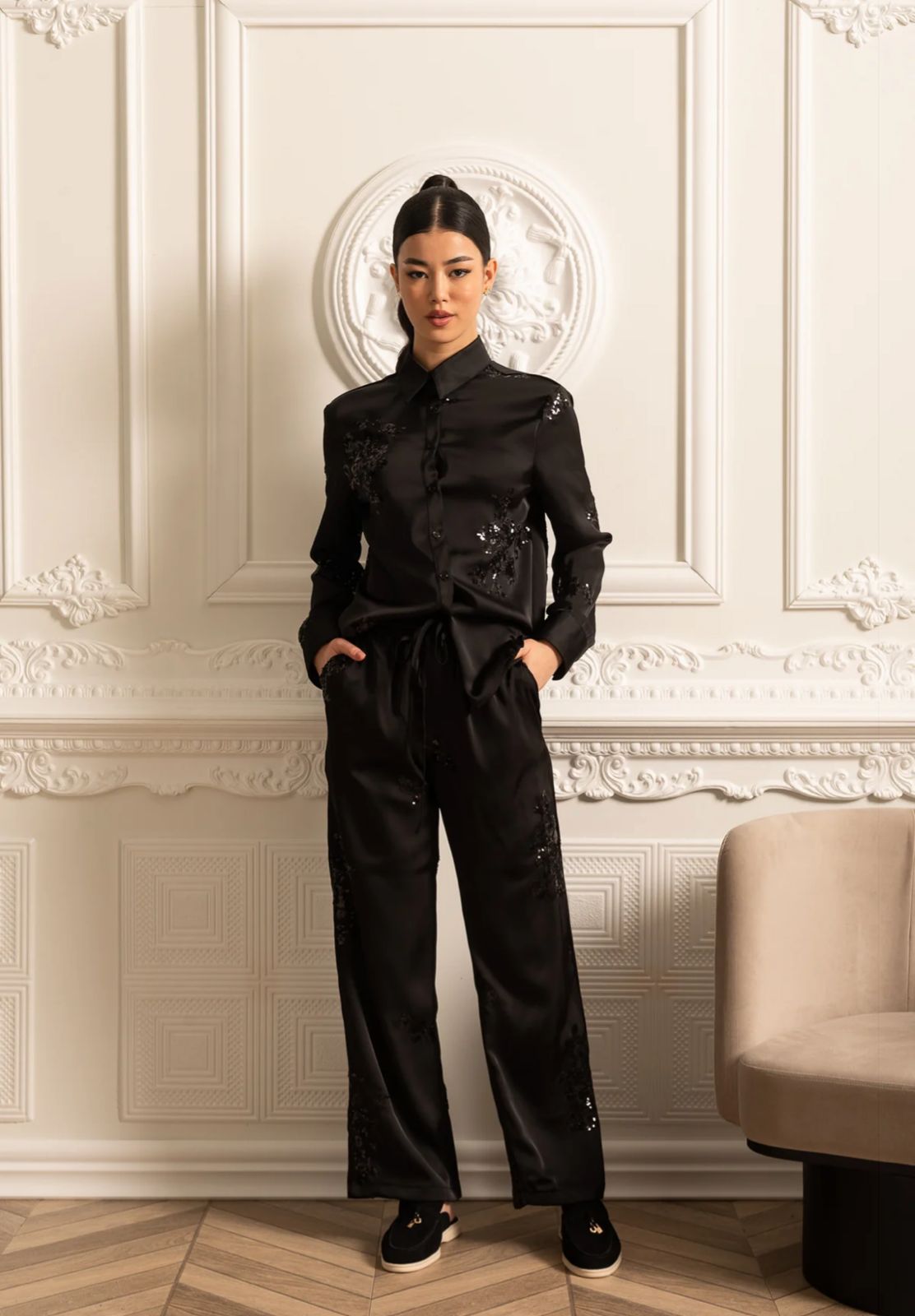 Conjunto de Camisa Bordada à Mão com Paetês e Calça de Cetim – Sofisticação em Cada Detalhe