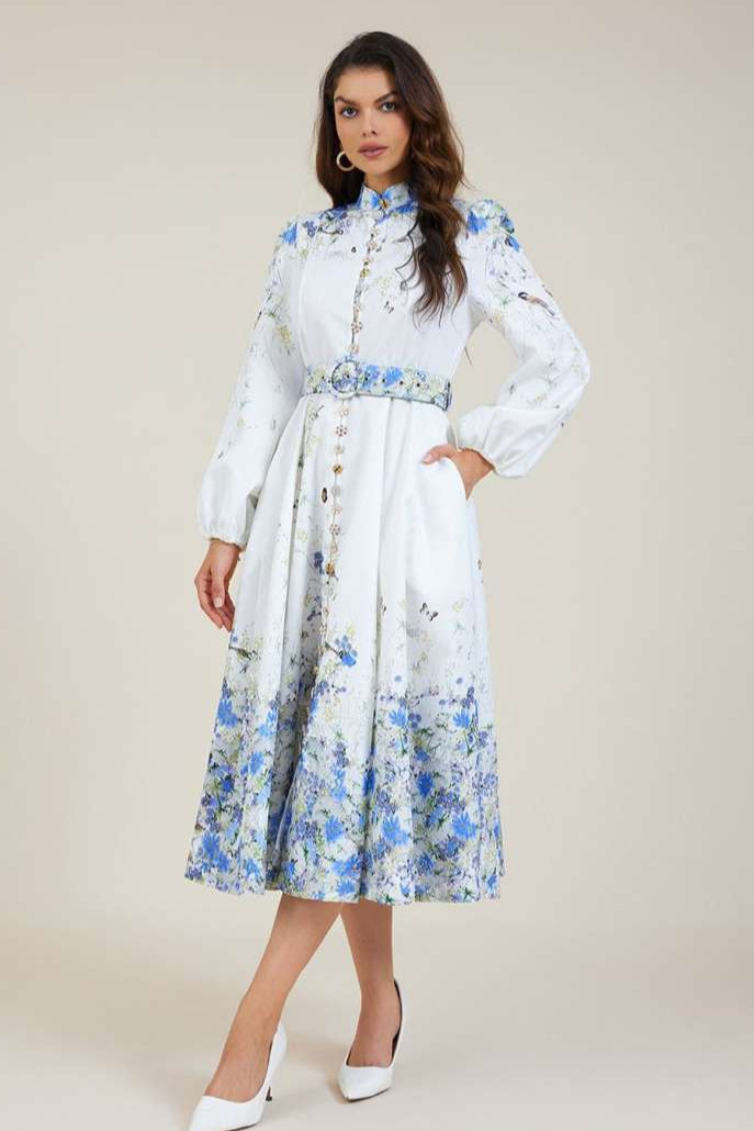 Vestido Azul Floral com Gola Alta e Cintura Império – Elegância Atemporal