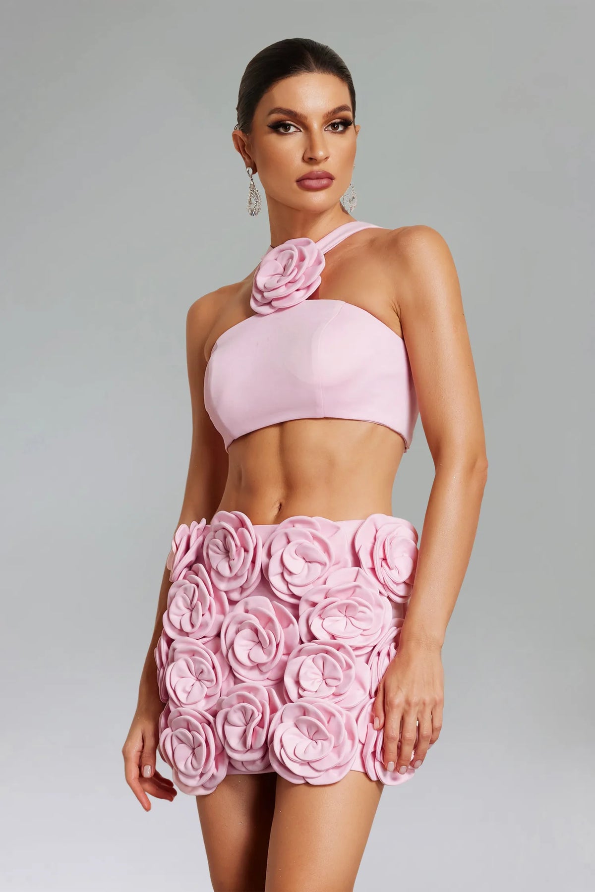 Conjunto Curto Rosa com Gola Halter, Costas Abertas e Aplicações Florais Bordadas à Mão