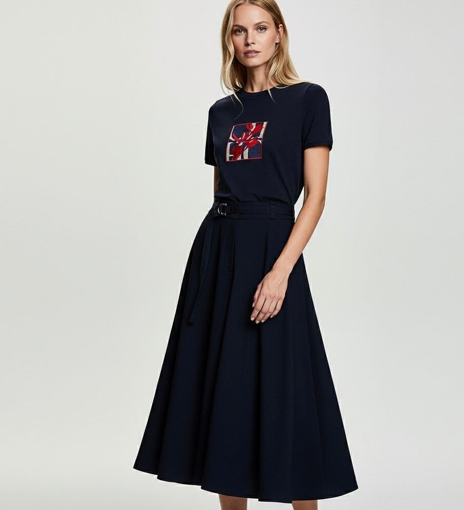 Camiseta – Manga Curta, Decote Redondo, Algodão, Bordado Floral, Casual e Confortável