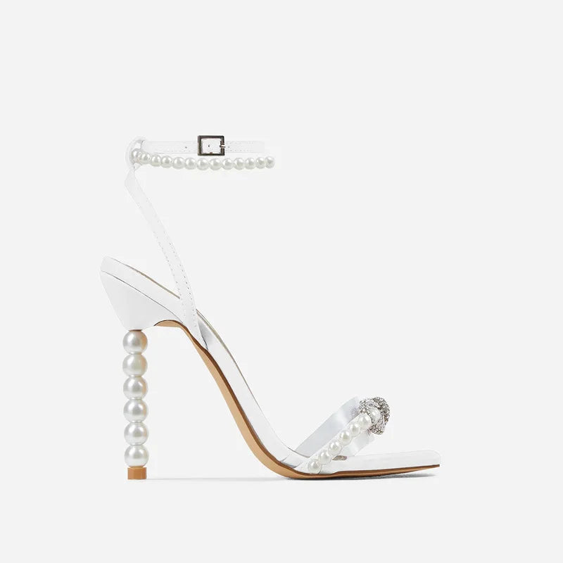Sandália de Salto Perola e com Laço Borboleta em Pedrarias Bordadas à Mão e Tira de perolas no Tornozelo – Elegância Atemporal de Verão