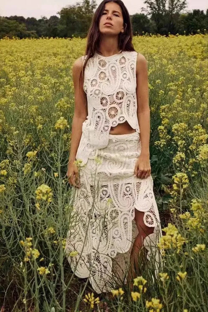 Conjunto Assimétrico em Crochê Vazado com Saia