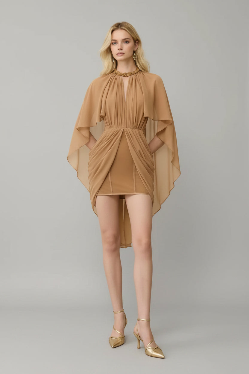 Vestido Curto com Capa Fluida Cintura Marcada