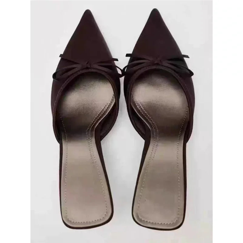 Sandália Mule em Cetim com Laço Escultural e Salto Elegante – Design Refinado para Looks Sofisticados