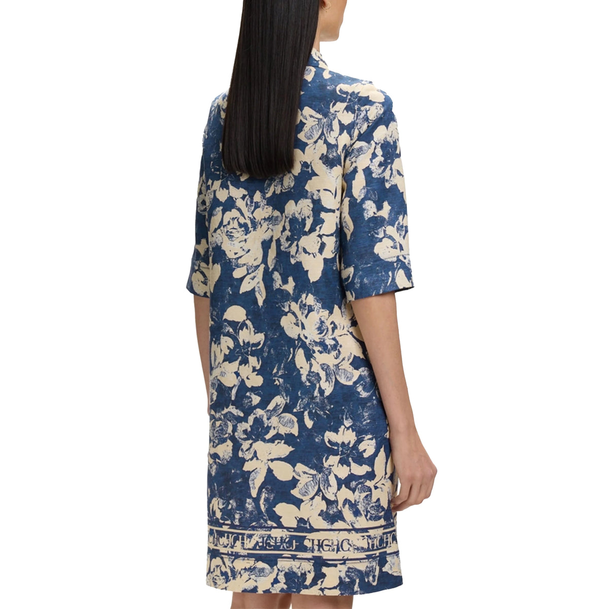 Vestido CHCH em Linha A com Estampa Atemporal e Decote em V Elegante