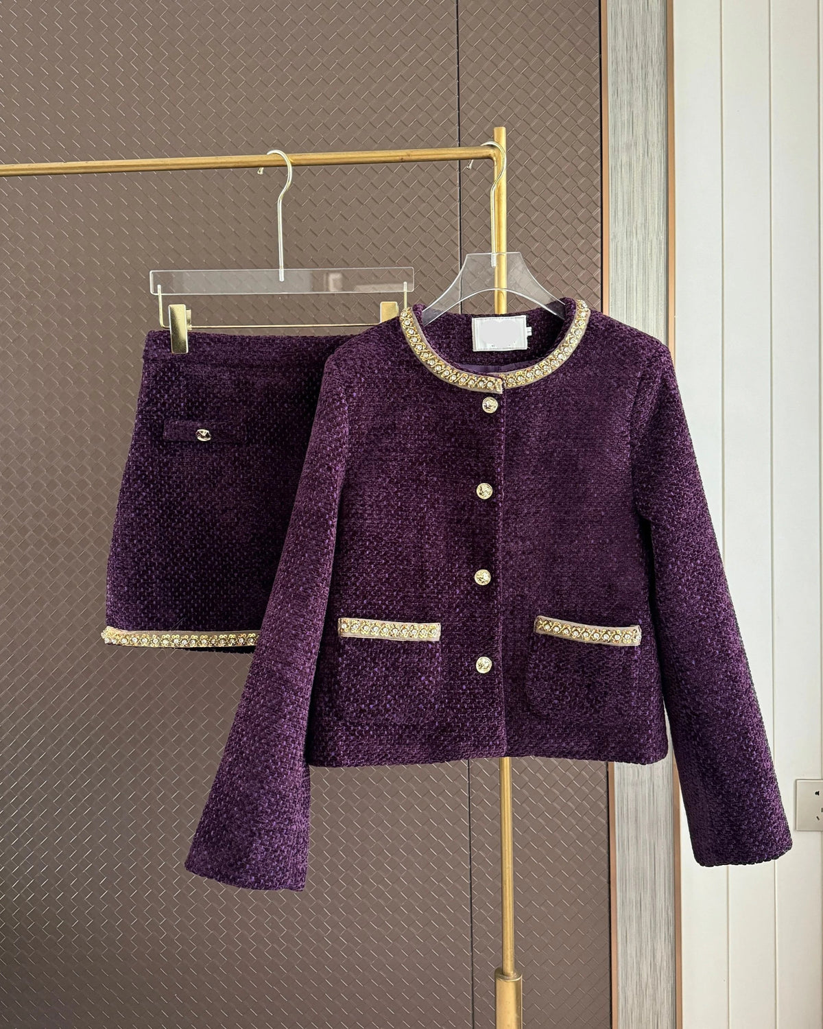 Conjunto em Tweed – Blazer com Aplicações de Strass e Saia Mini Elegante