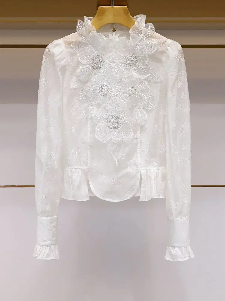 Camisa Branca com Gola Alta e Aplicações de Pérolas – Sofisticação e Charme