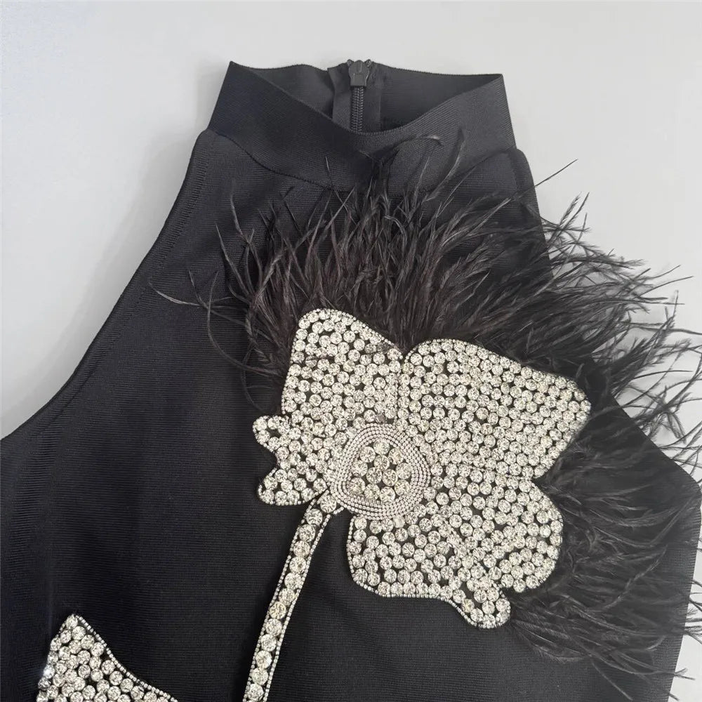 Vestido Midi Halter com Bordados à Mão e Plumas – Elegância Ícone de Festa