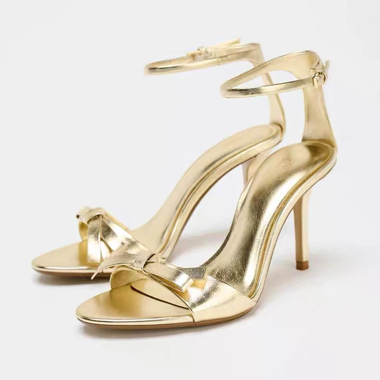 Sandália de Salto Alto com Laço Escultural e Bico Arredondado em Acabamento Acetinado