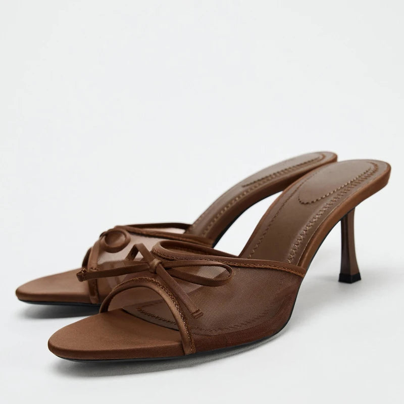 Sandália Mule em Marrom com Laço Escultural e Design Vazado