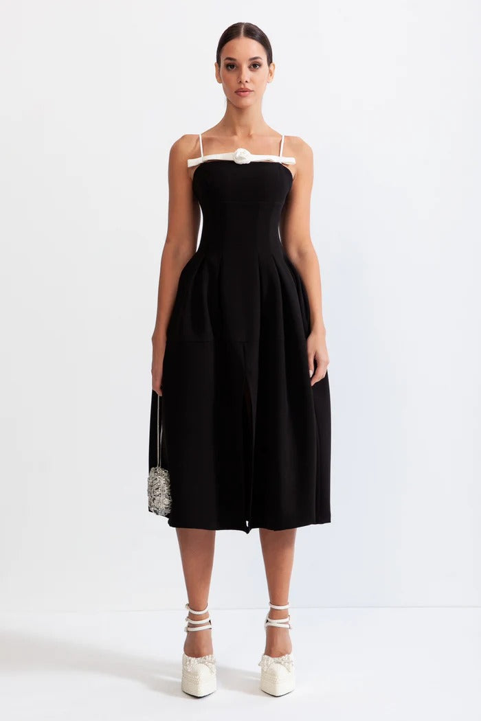 Vestido de cano médio com detalhes florais - Preto