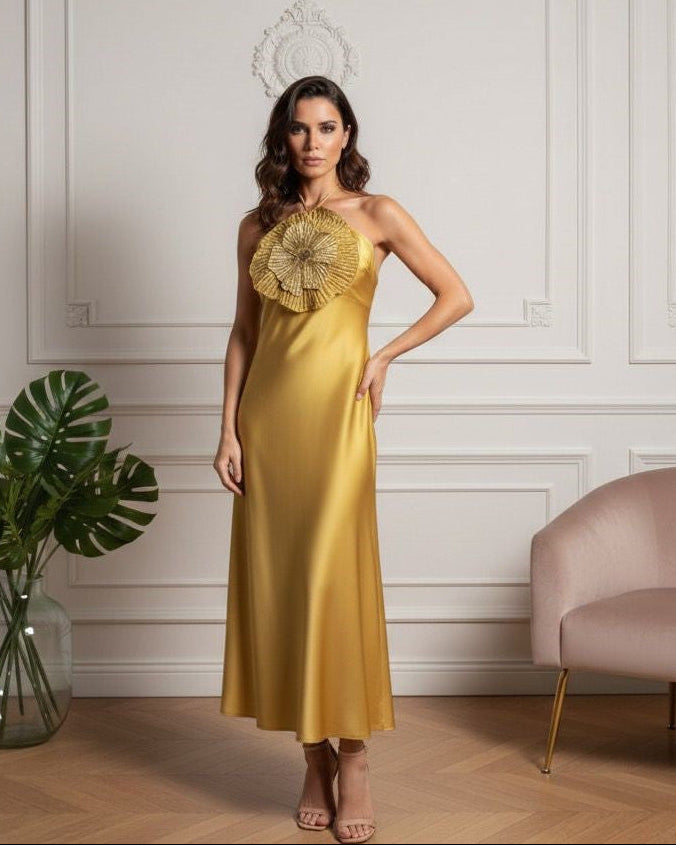 Vestido Longo Elegante com Detalhe de Flor Bordado a Mão