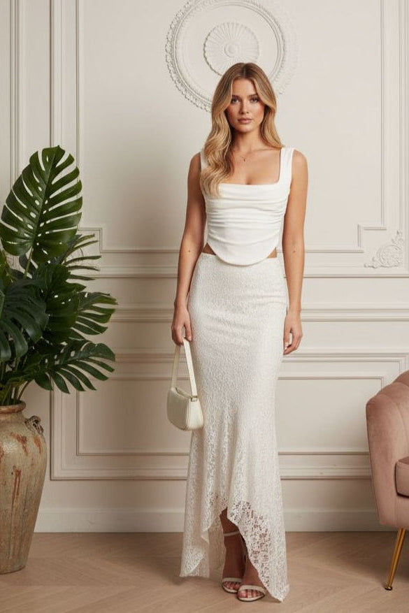 Conjunto Longo Elegante com Sobreposição em Renda Delicada