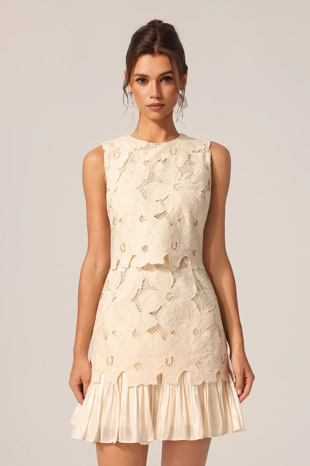 Vestido de Renda Leve com Design Clássico e Elegância Natural