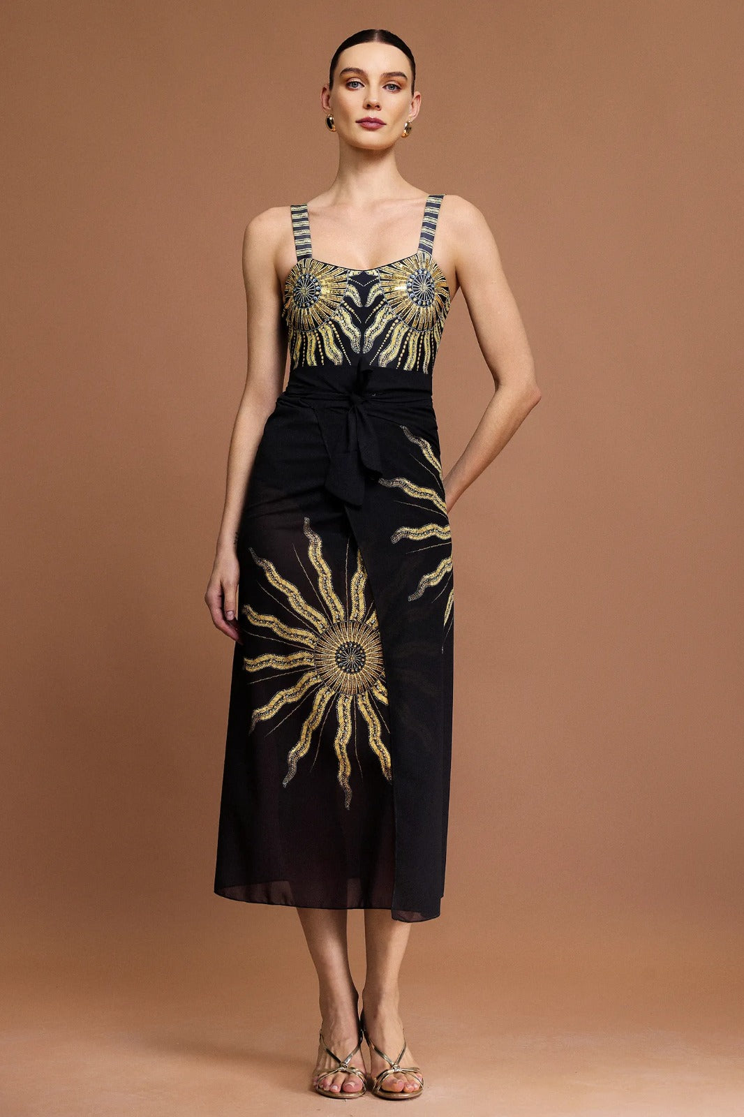 Conjunto de Praia Preto com Estampa Clássica, Biquíni Estruturado e Saia Elegante Ajustada