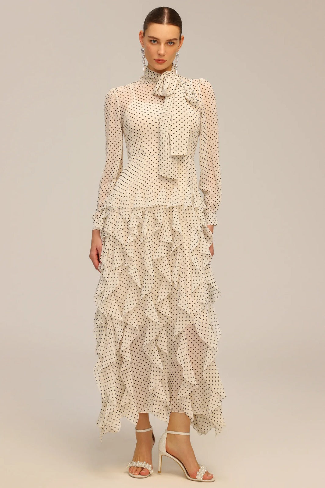 Vestido Longo em Cmadas com Poás, Laço Borboleta no Decote e Saia Sereia de Caimento Escultural