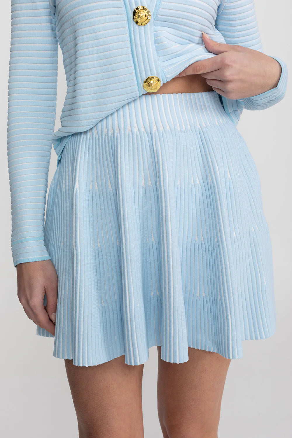 Conjunto em Tricô Estruturado - Cardigan com Botões Dourados e Saia Plissada