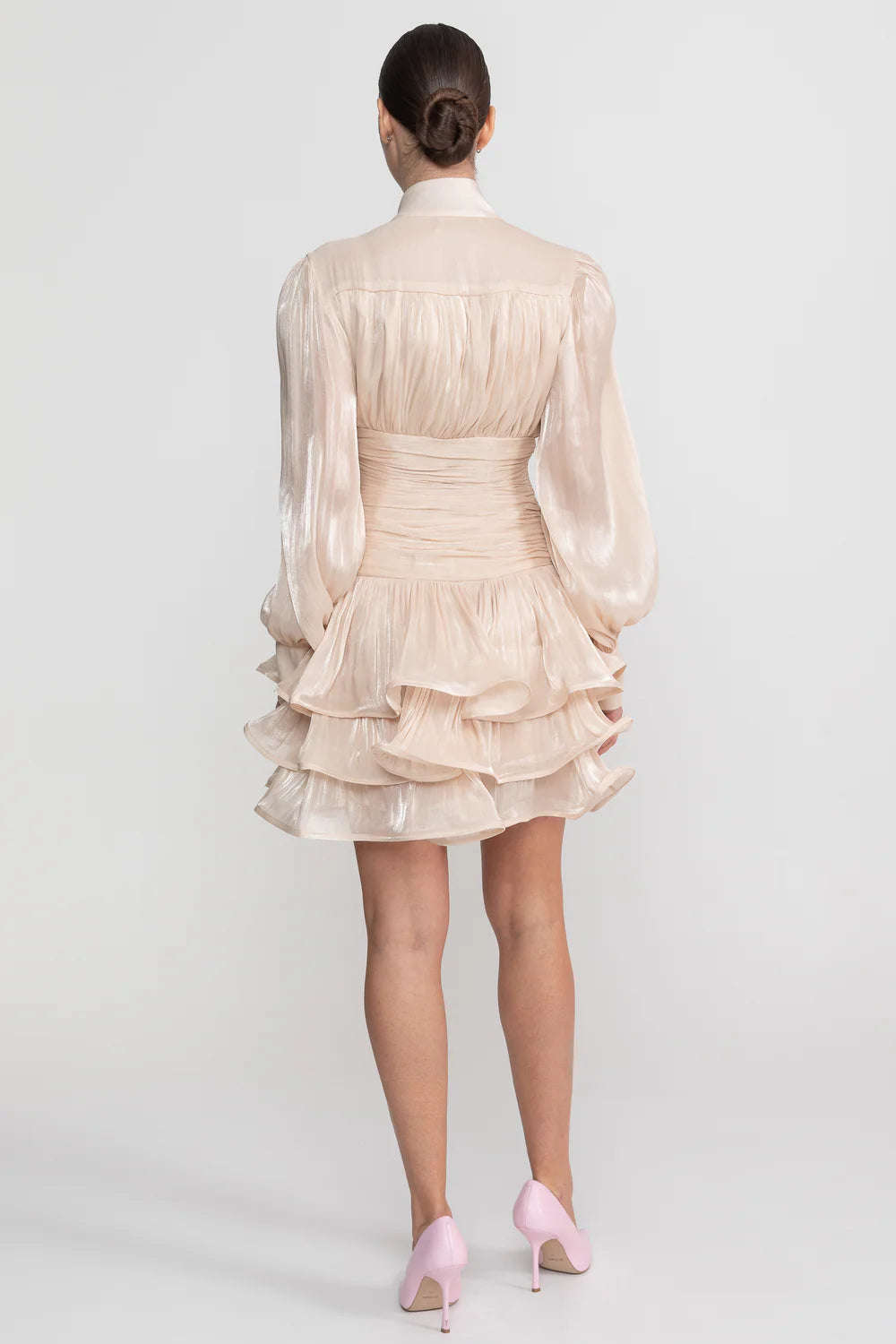 Vestido Curto Champagne Cetim Perolado – Elegância e Movimento