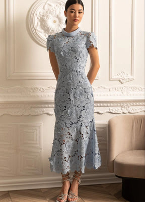 Vestido Renda Bordada  – Elegância Sofisticada