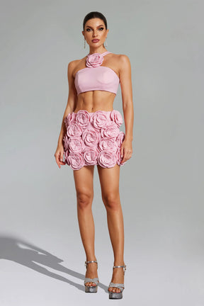 Conjunto Curto Rosa com Gola Halter, Costas Abertas e Aplicações Florais Bordadas à Mão