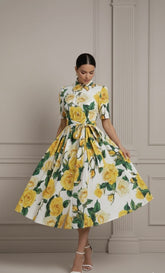 Vestido Verão com Cinto – Estampa Rosa-Amarela, Manga Curta, Comprimento Midi