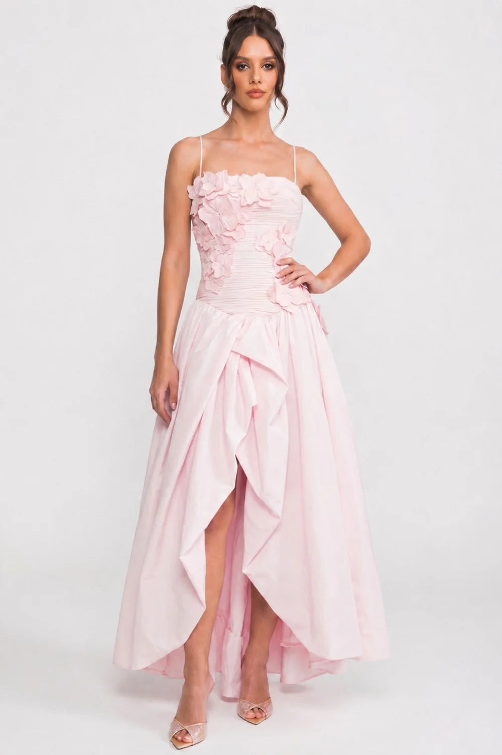 Vestido Rosa Fluido com Detalhes Florais