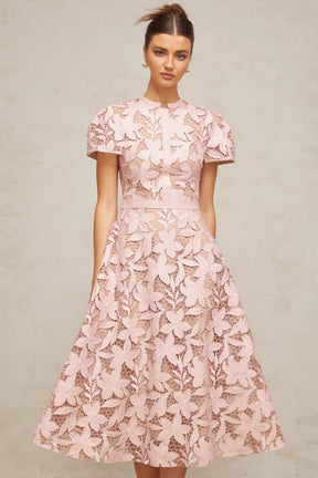 Vestido Elegante Bordado Floral, Renda Vazada e Corte em A