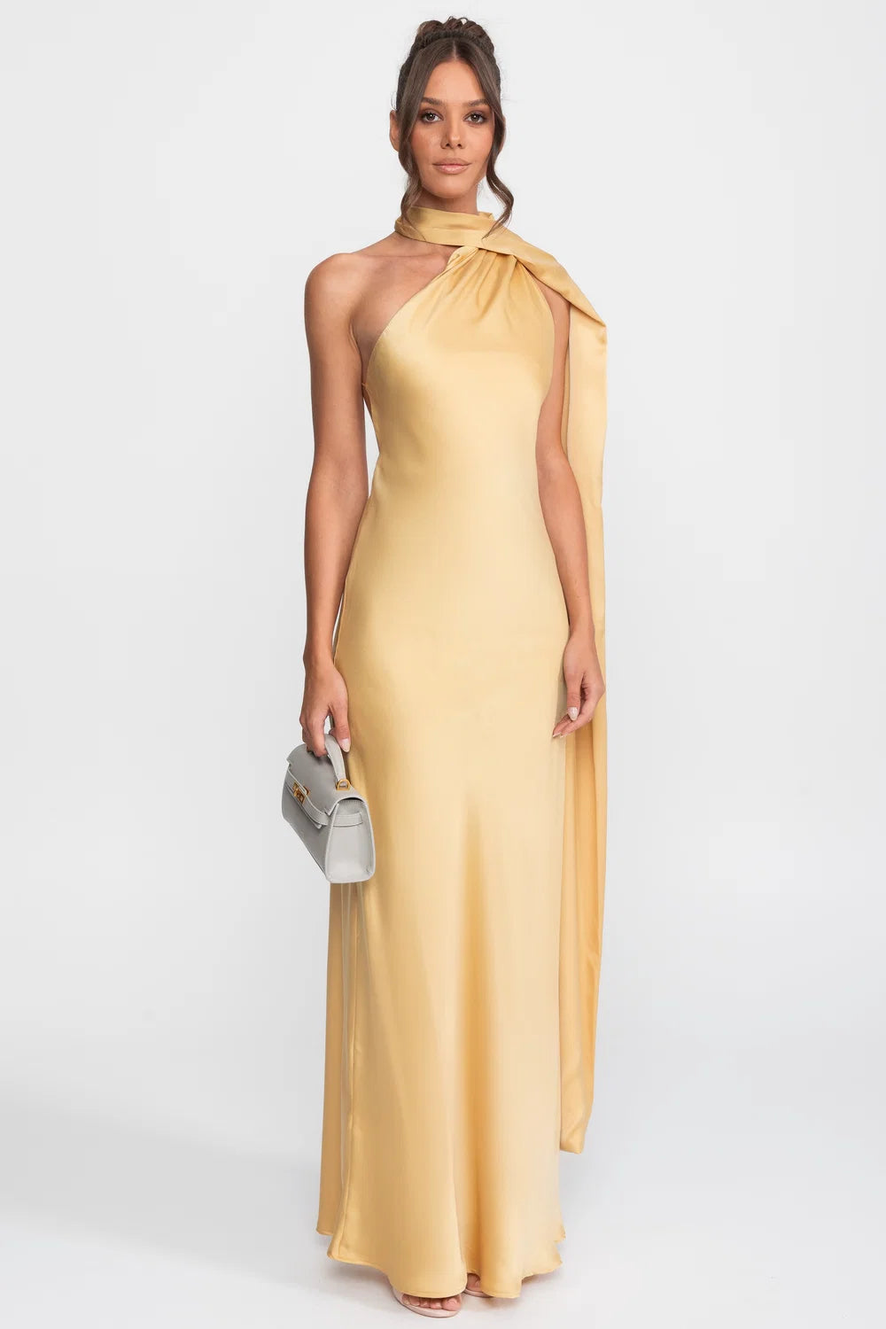 Vestido Longo Acetinado com Detalhe Torcido no Pescoço e Caimento Fluido