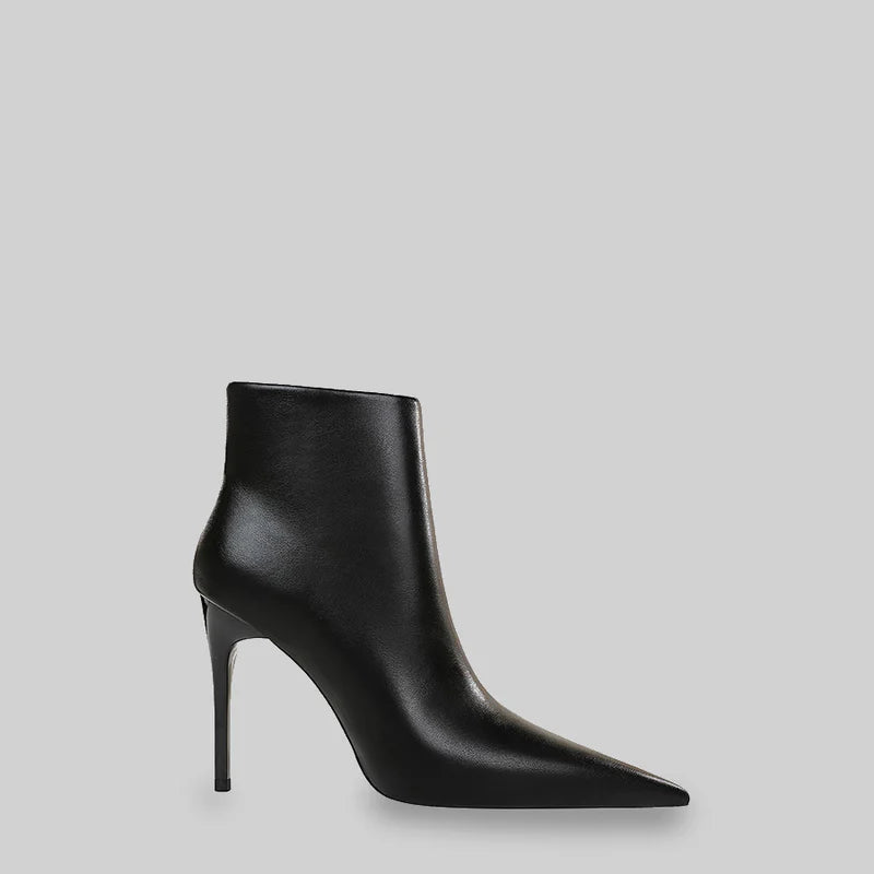 Bota de Cano Curto com Bico Fino – Preta