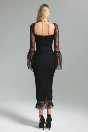 Vestido Longo Preto com Tule Translúcido, Decote Quadrado, Mangas Amplas e Cintura Marcada