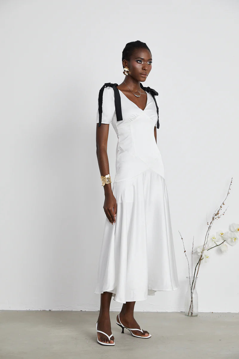 Vestido Longo Elegante  Laços e Decote em V