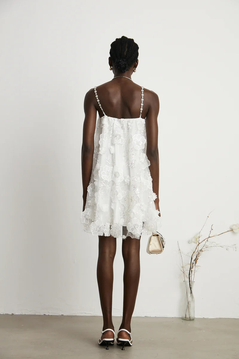 Vestido Bordado Floral, Cristais Manuais e Alças Delicadas