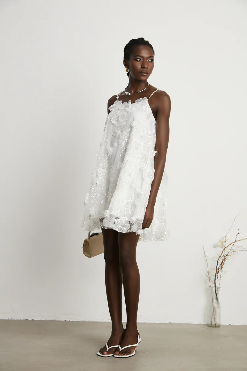 Vestido Bordado Floral, Cristais Manuais e Alças Delicadas