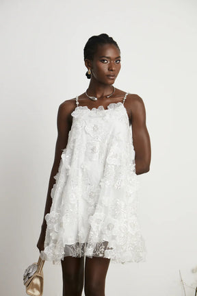 Vestido Bordado Floral, Cristais Manuais e Alças Delicadas