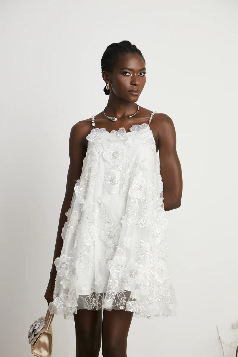 Vestido Bordado Floral, Cristais Manuais e Alças Delicadas