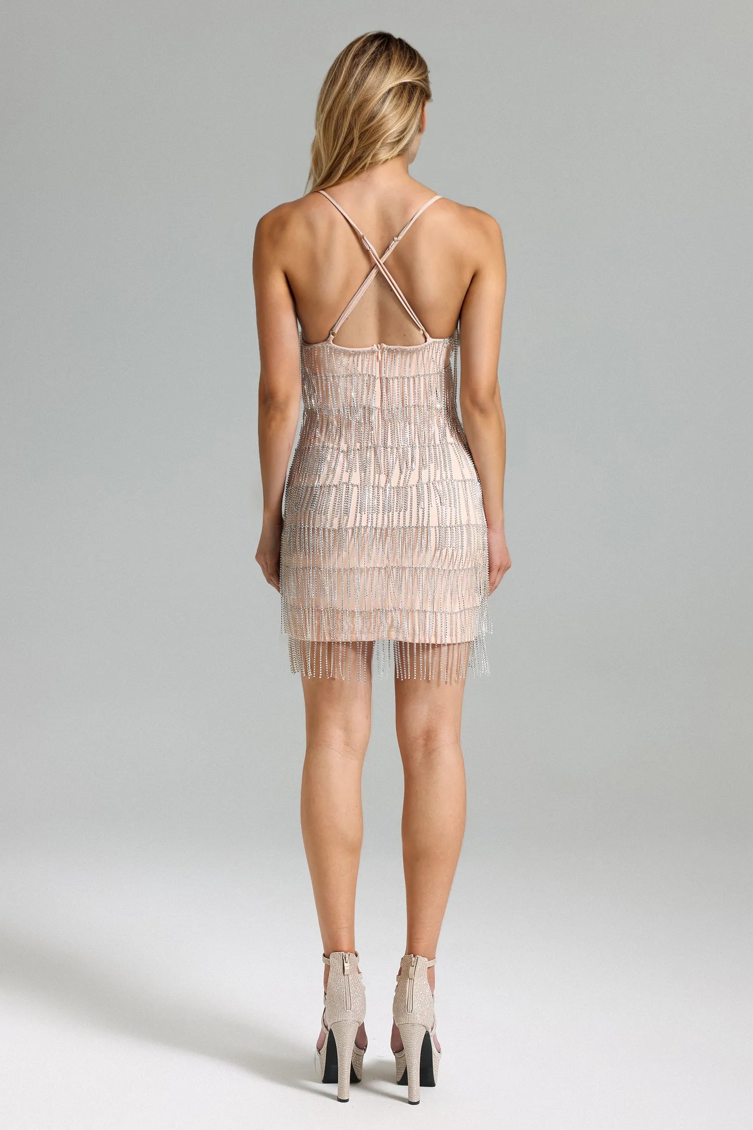 Vestido Bandagem com Franjas Decote Profundo Cintura Alta