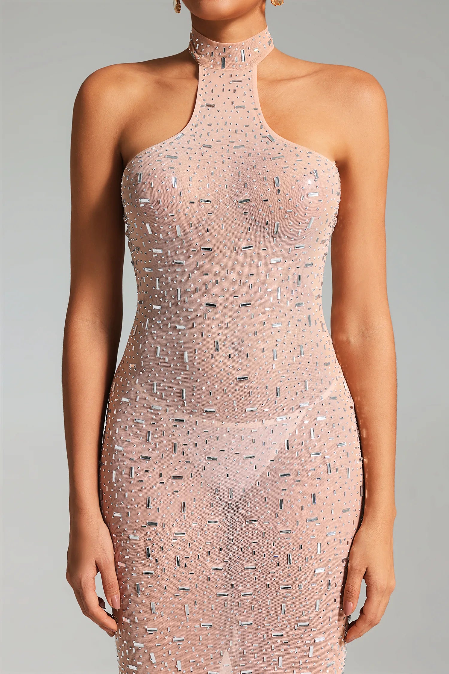 Vestido Longo Couture em Tom Rosé com Pedrarias Bordadas à Mão e Gola Halter Escultural