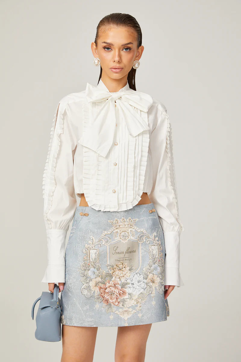 Camisa de Luxo com Gola, Laços Ornamentais e Fivelas de Pérola