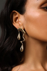 Brincos Longos Geométricos Gota Irregular em Metal Dourado Vintage