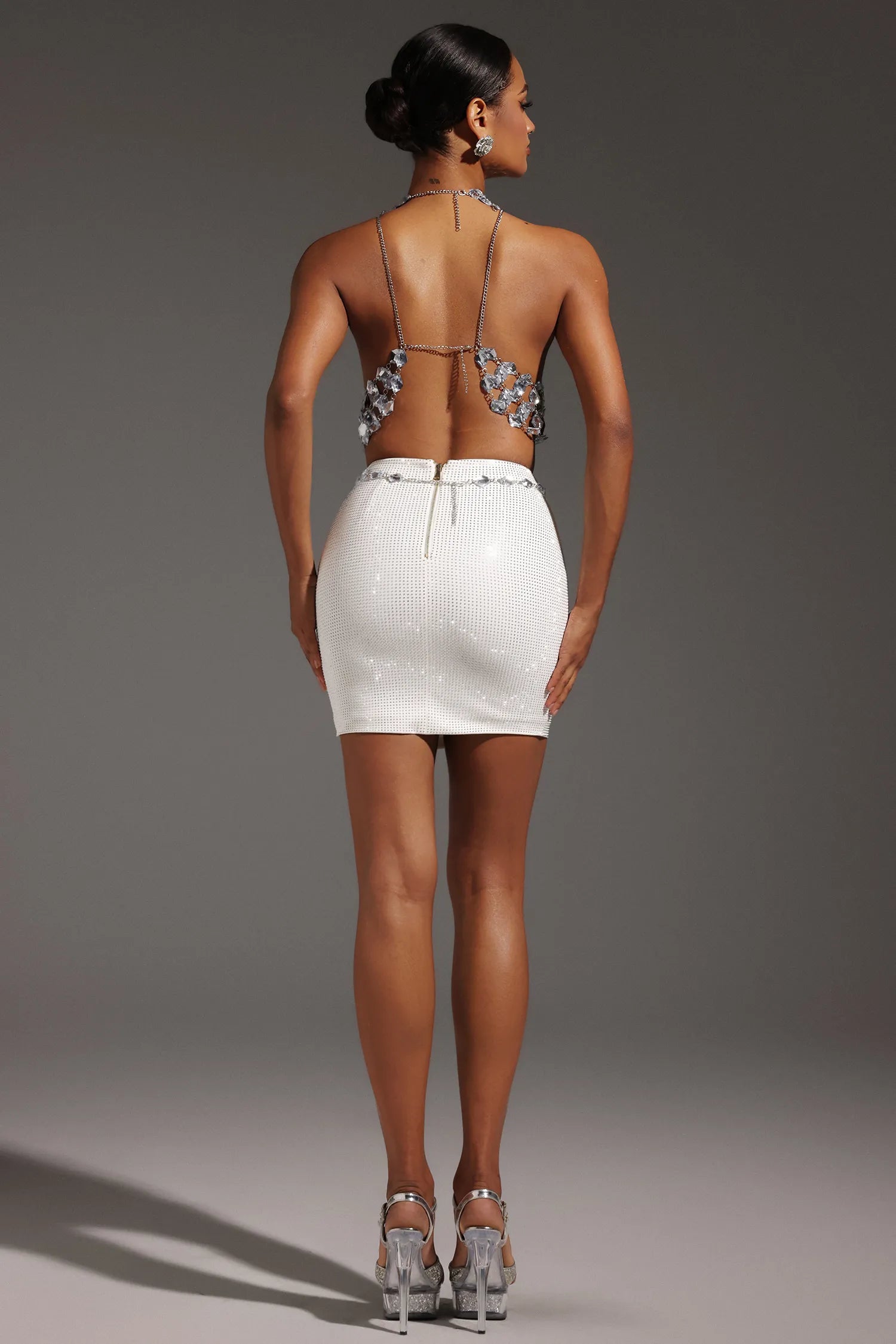 Top Frente Única com Correntes Metálicas e Pedrarias Bordadas à Mão