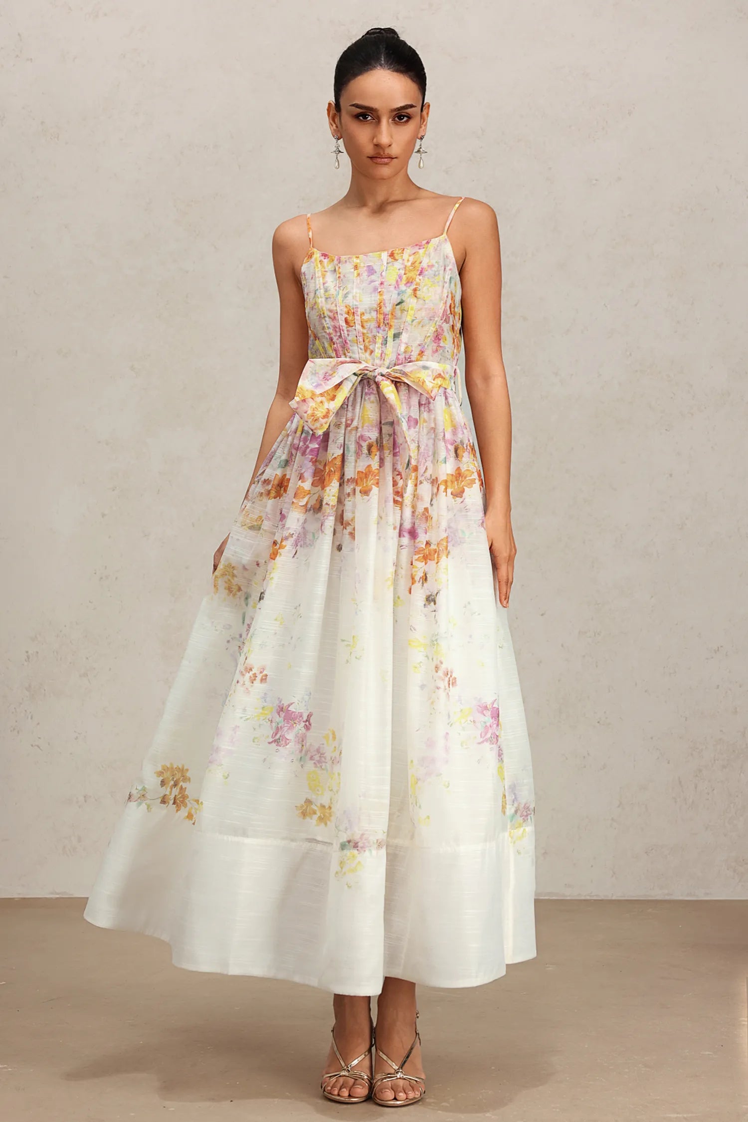 Vestido Midi Retrô com Alças Fina, Caimento Estruturado e Cintura Marcada