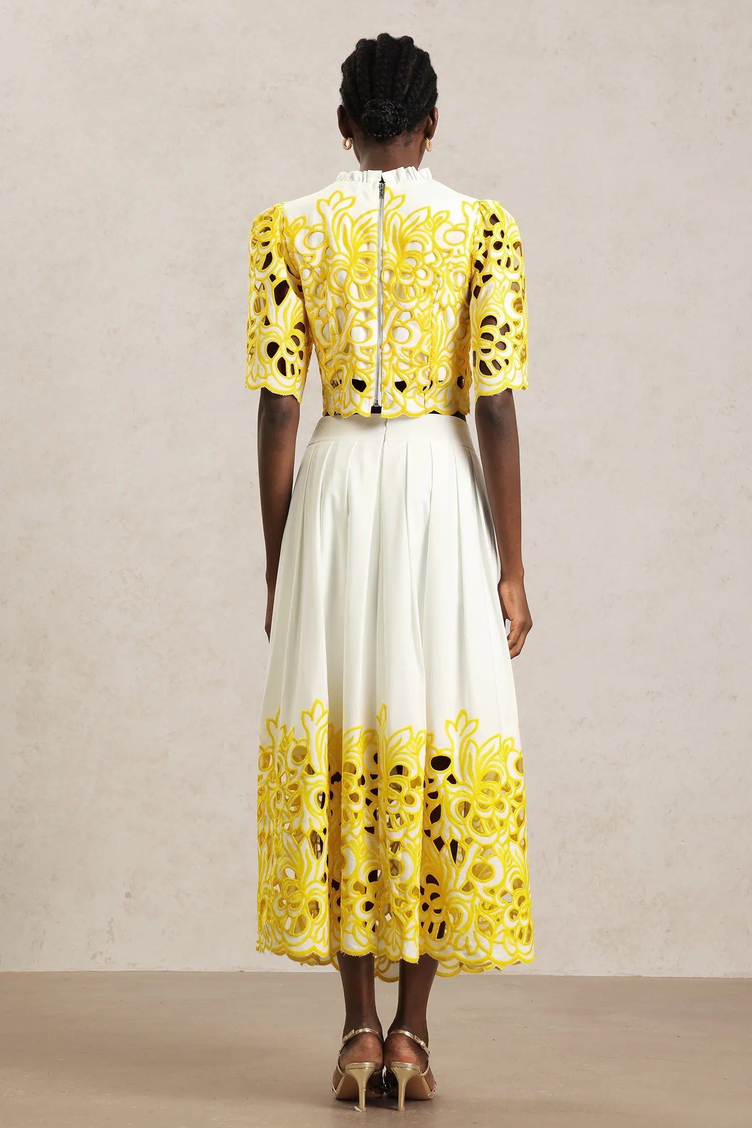 Conjunto Elegância Bordada com Top Curto e Saia Midi de Cintura Alta